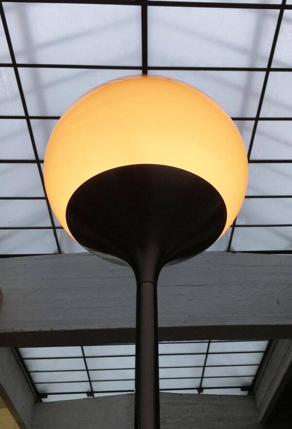 Lampe sur pied Flash de l'ère spatiale italienne du milieu du siècle par Guzzini