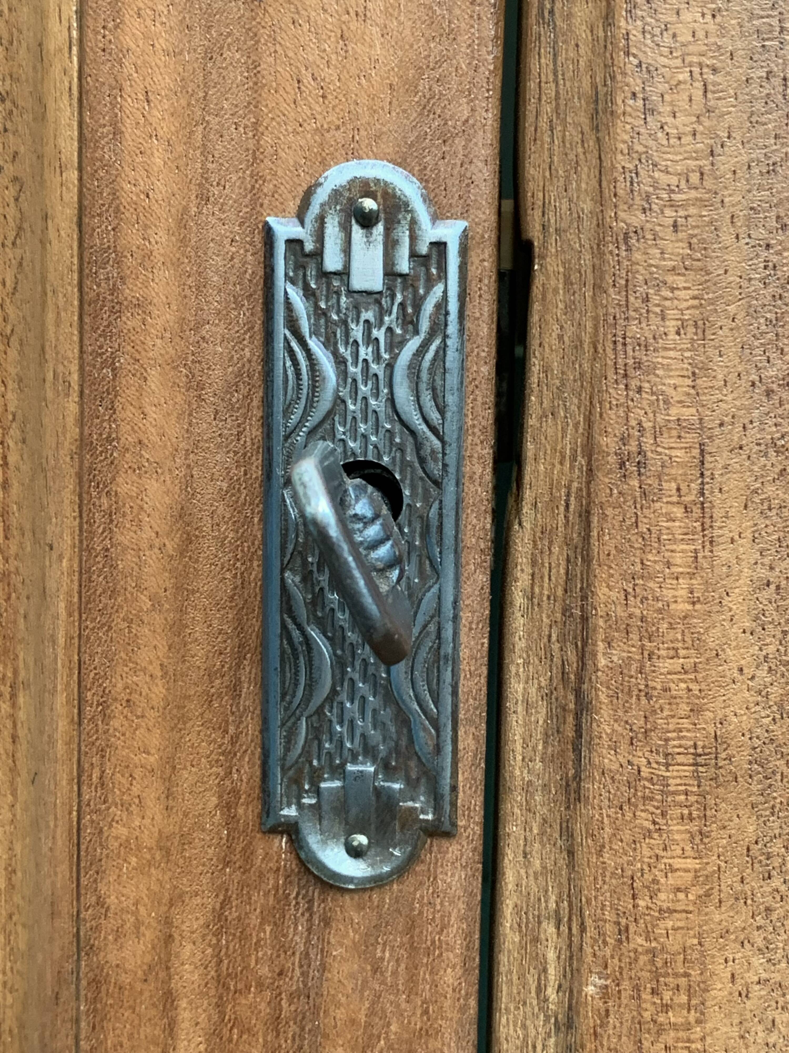 Armoire parisienne d’hôtel vitrée bois brut 1930