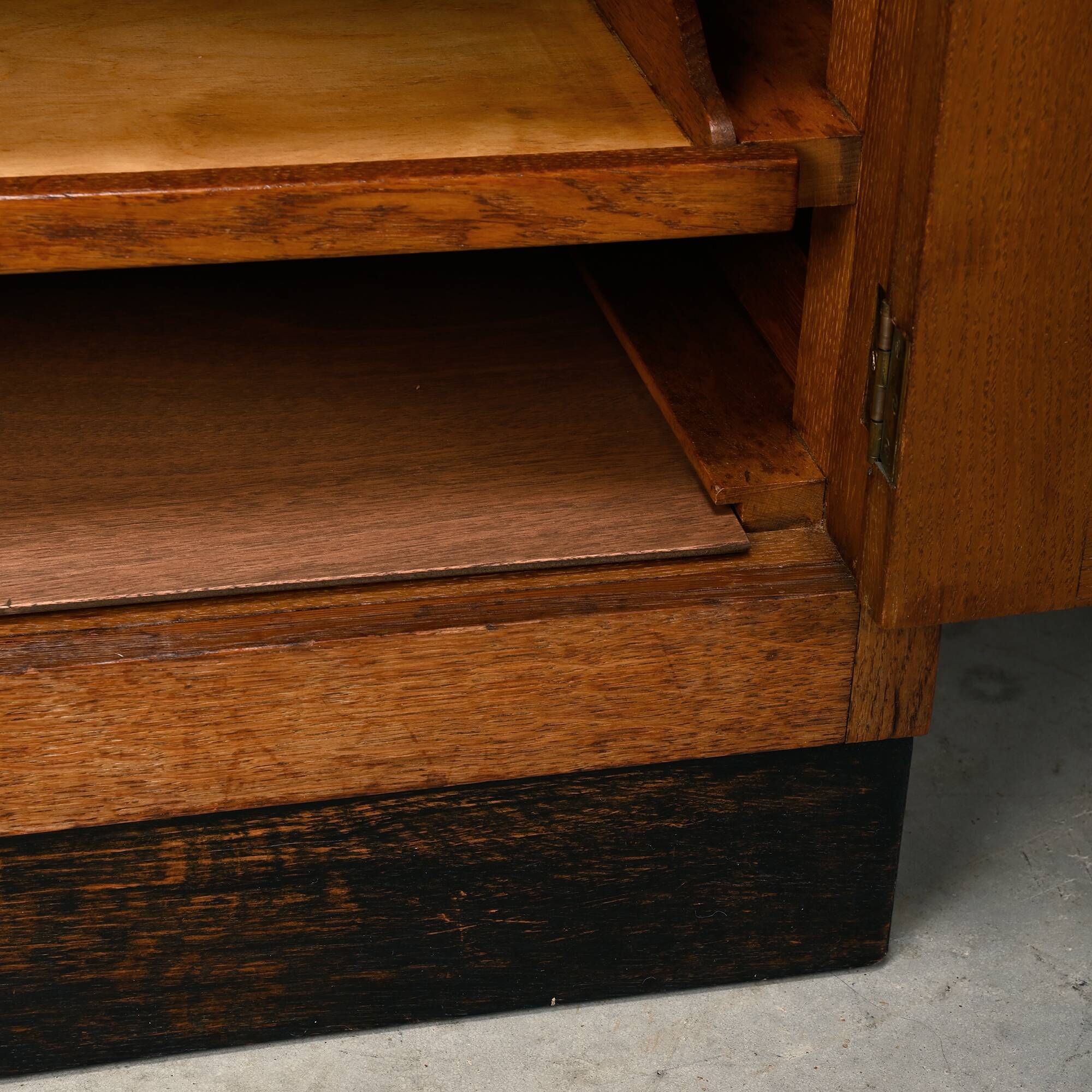 Cabinet d'archive en chêne moderniste, commode dans le style de l'École d'Amsterdam