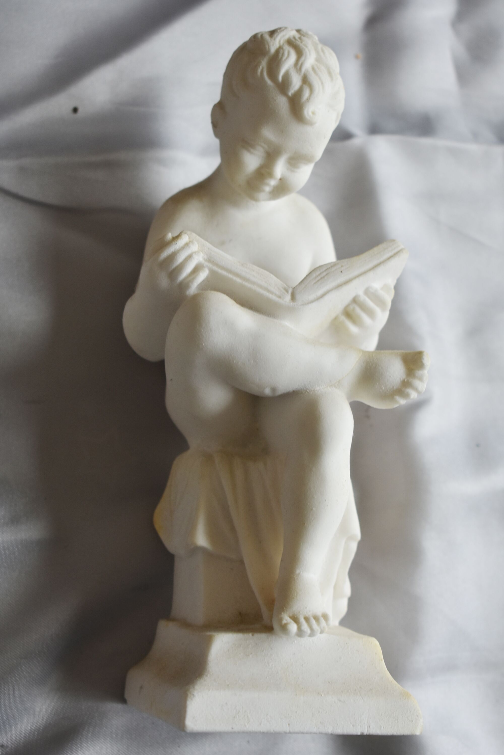 Charming Canova style children's statuette in marble powder (Italy)