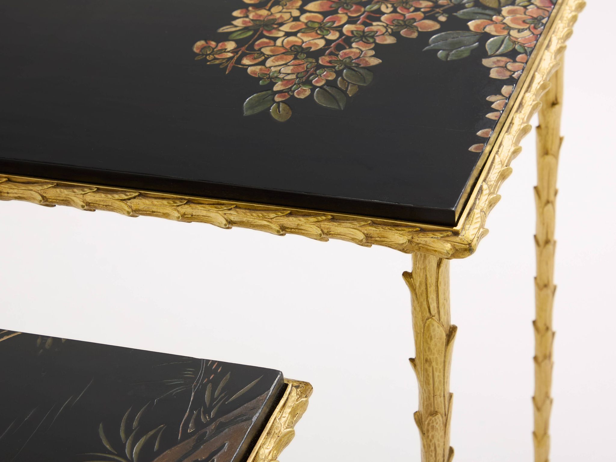 Tables d’appoint feuillage bronze doré laque de Chine Maison Baguès 1950