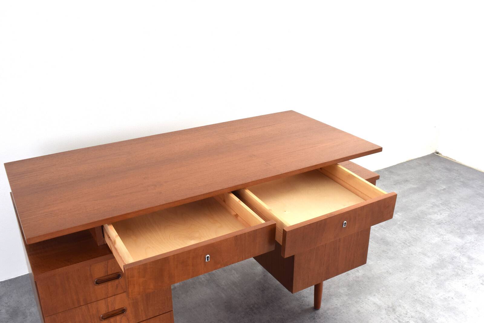 Bureau en teck des années 1960.