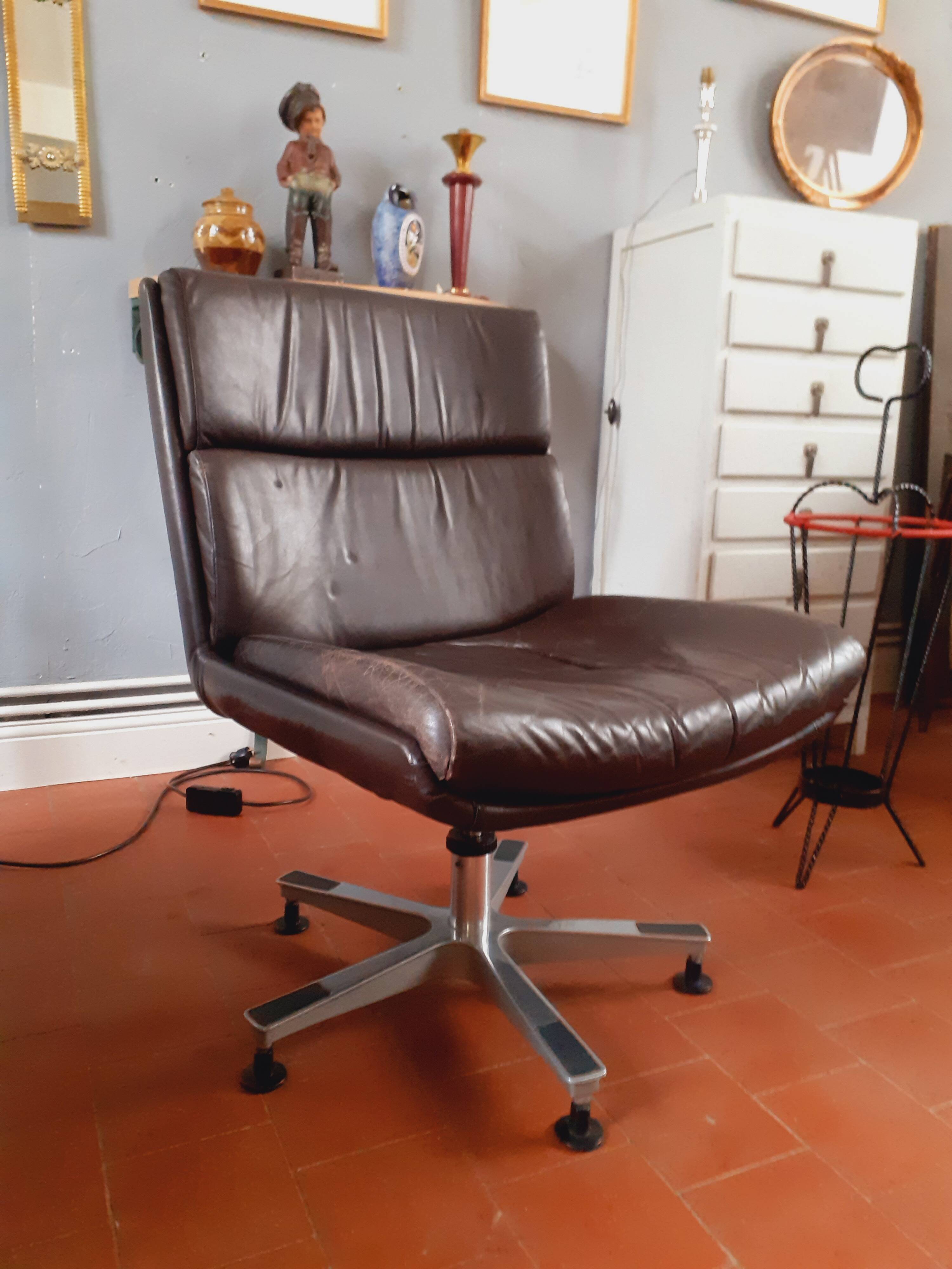 Swivel leather armchair from the 70s, Italian design.