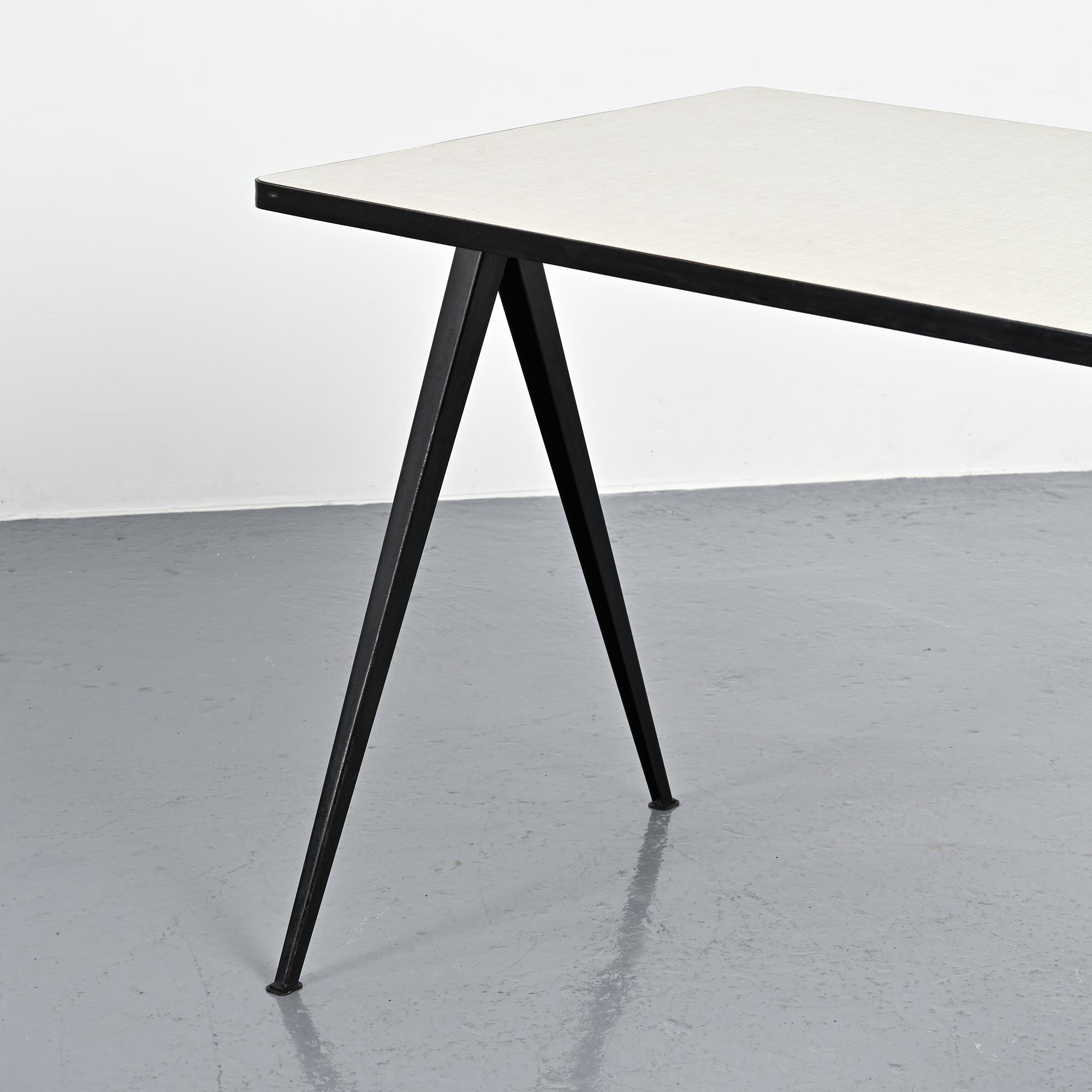 Bureau Pyramide par Wim Rietveld, circa 1960