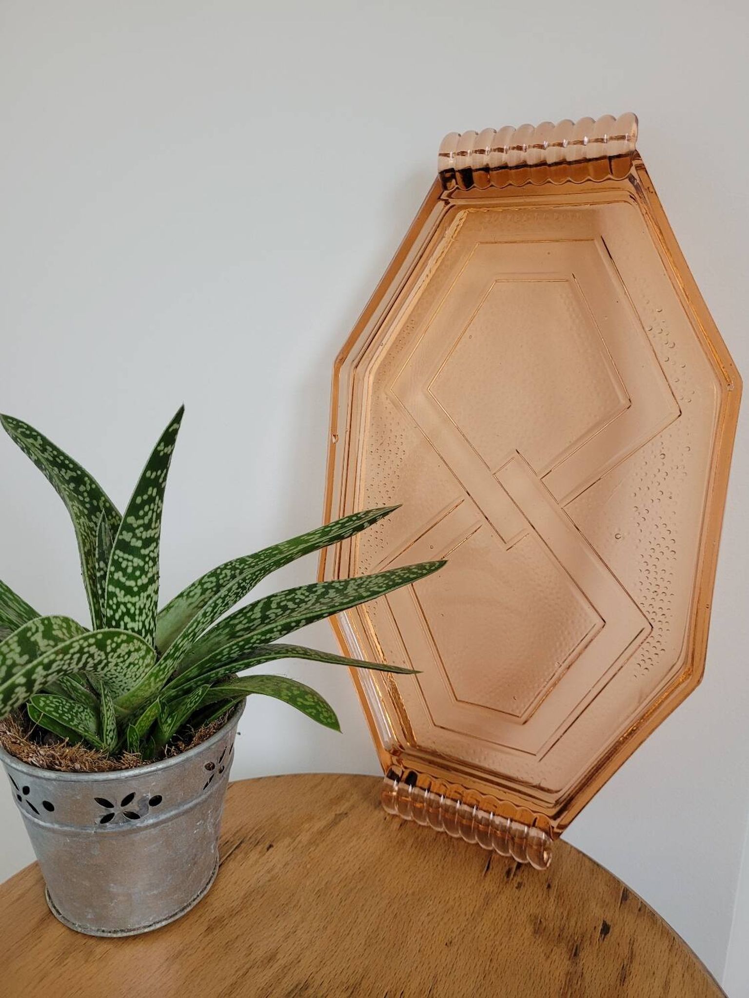 Plateau hexagonal en verre rose art déco