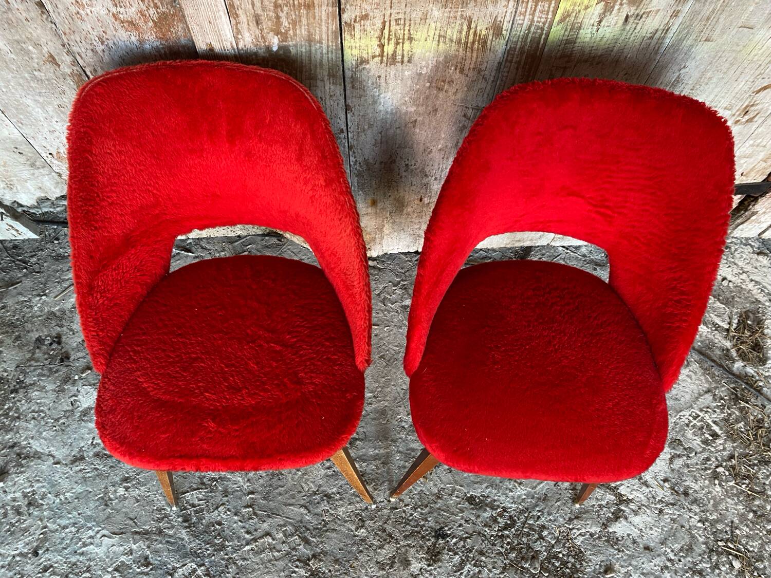 Paire de chaises Achille Decommere en fausse fourrure rouge et pieds compas en bois