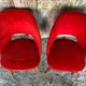 Paire de chaises Achille Decommere en fausse fourrure rouge et pieds compas en bois