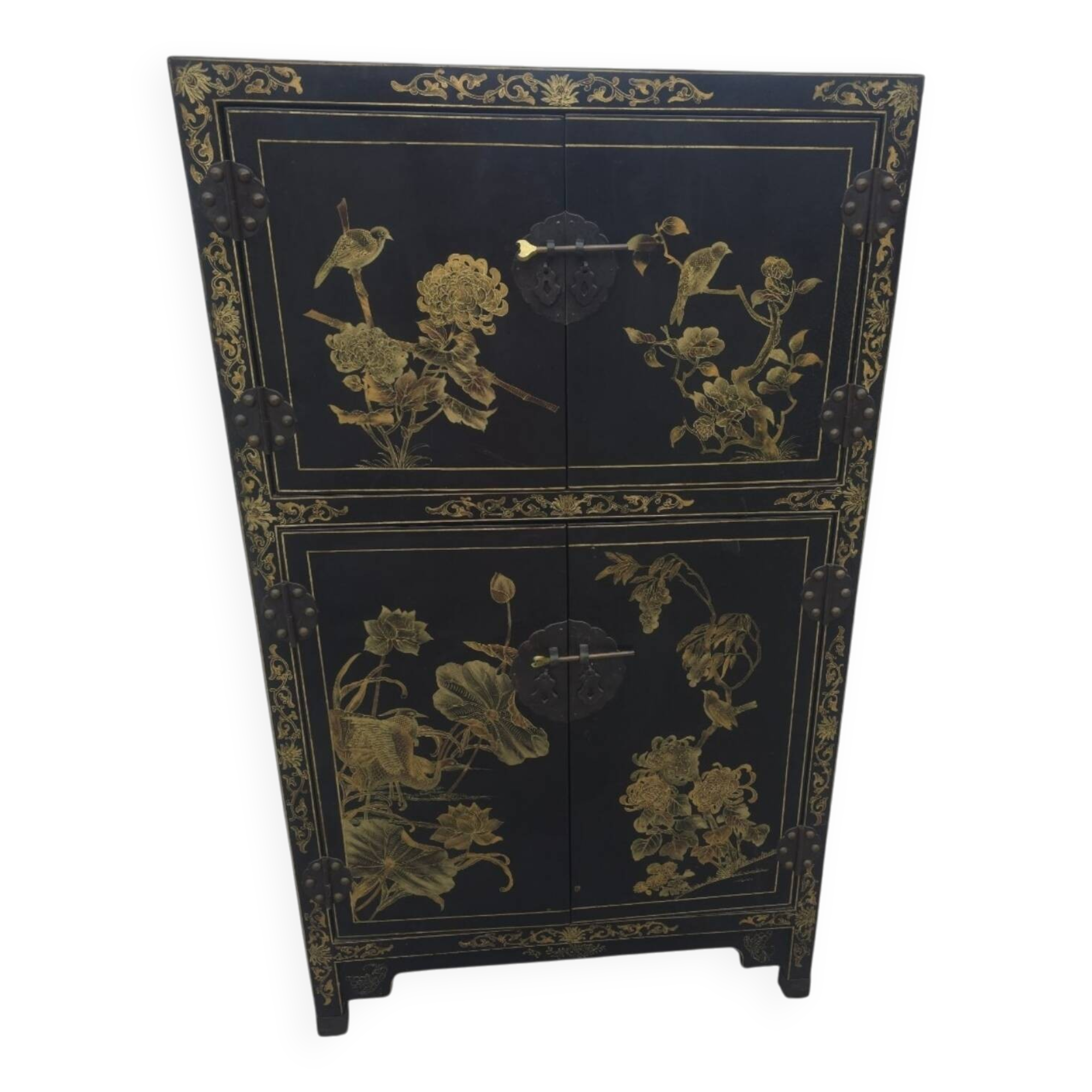Lacquered wooden Chinese cabinet