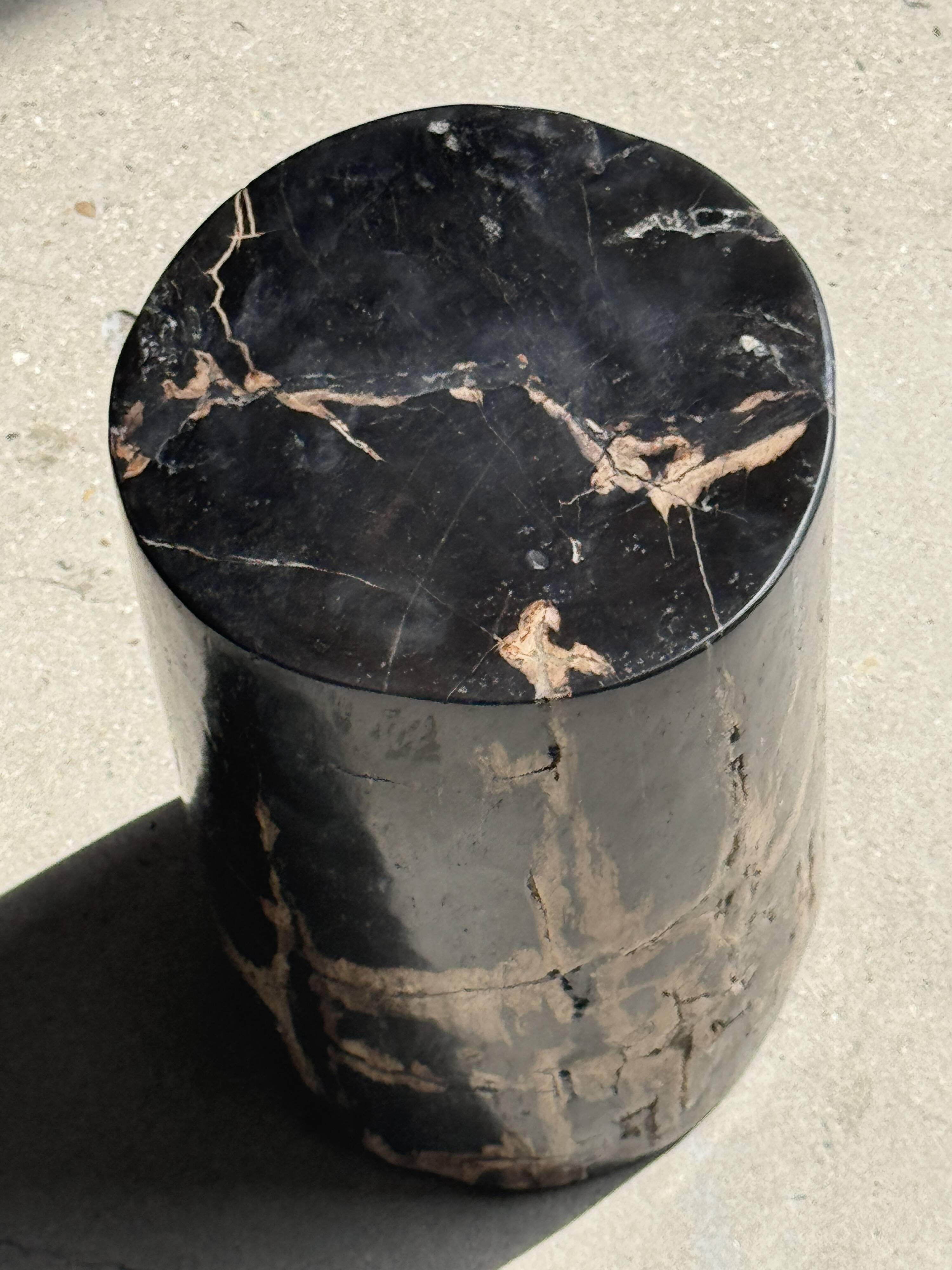 Small side table in black petrified wood with stripes and beige bottom H28.