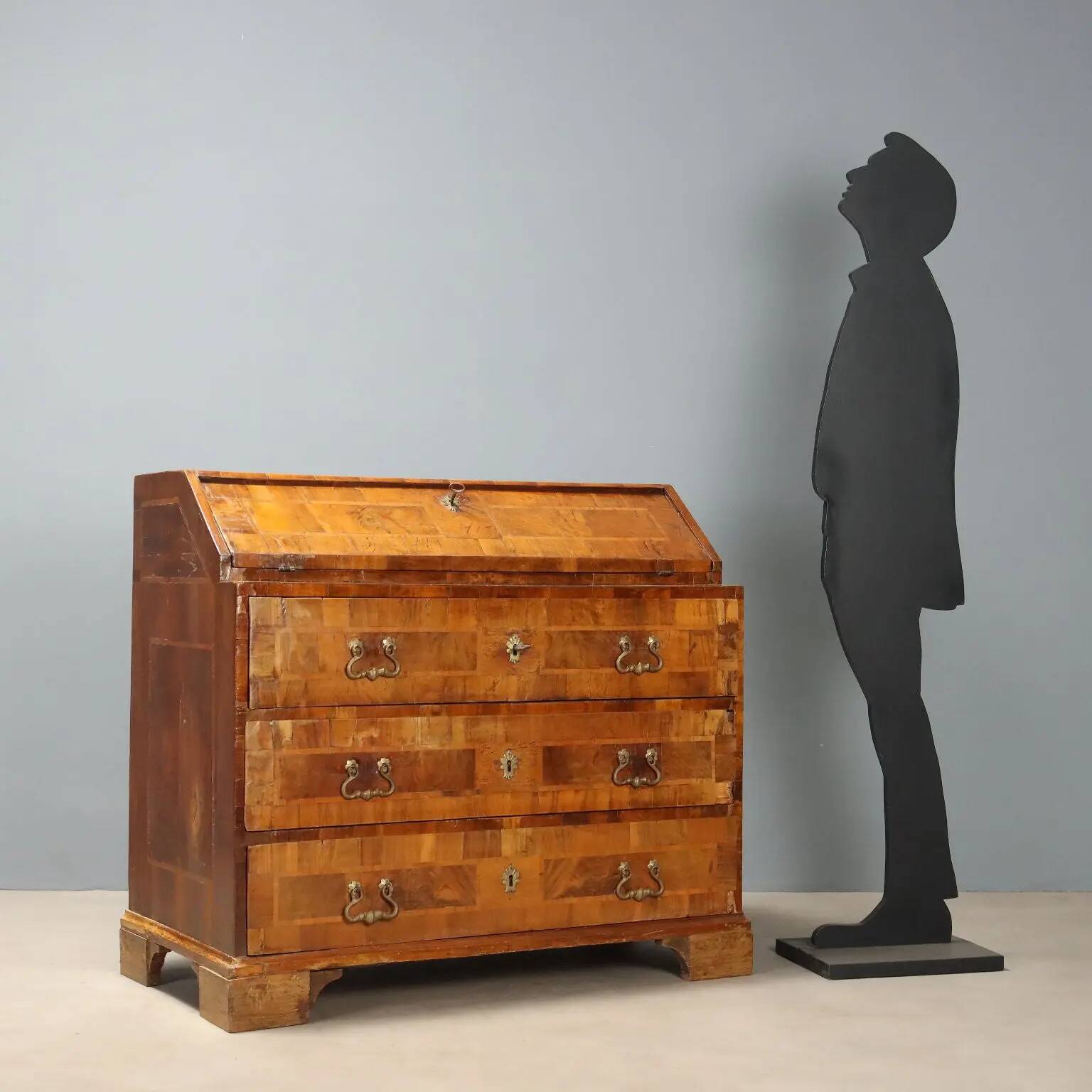 Walnut desk - Italy 18th century