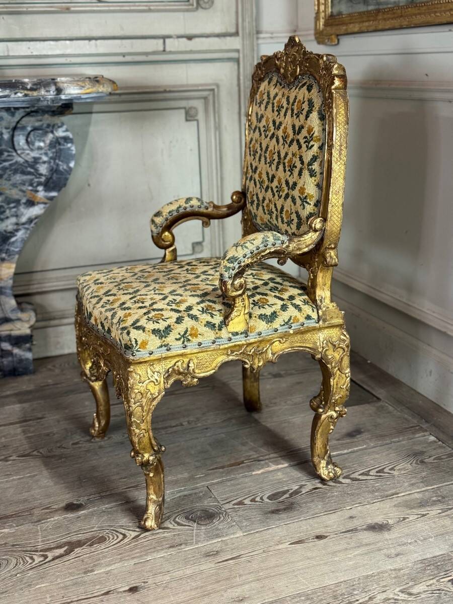 Remarkable small armchair in carved and gilded wood, Venice, early 18th century
