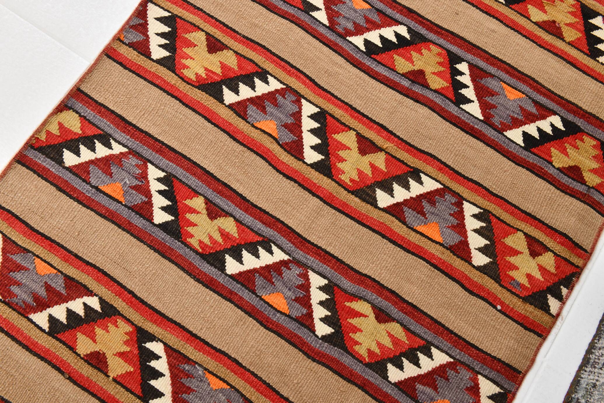 Tapis couloir kilim vintage – Tissage artisanal d’Anatolie, années 60