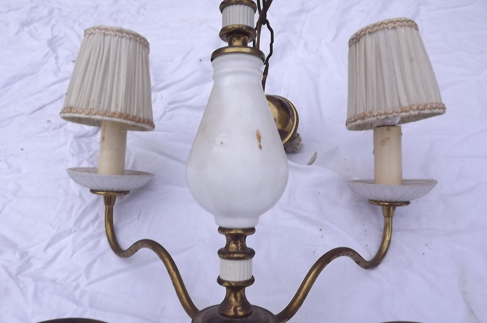 Lustre à 4 branches en métal doré et opaline