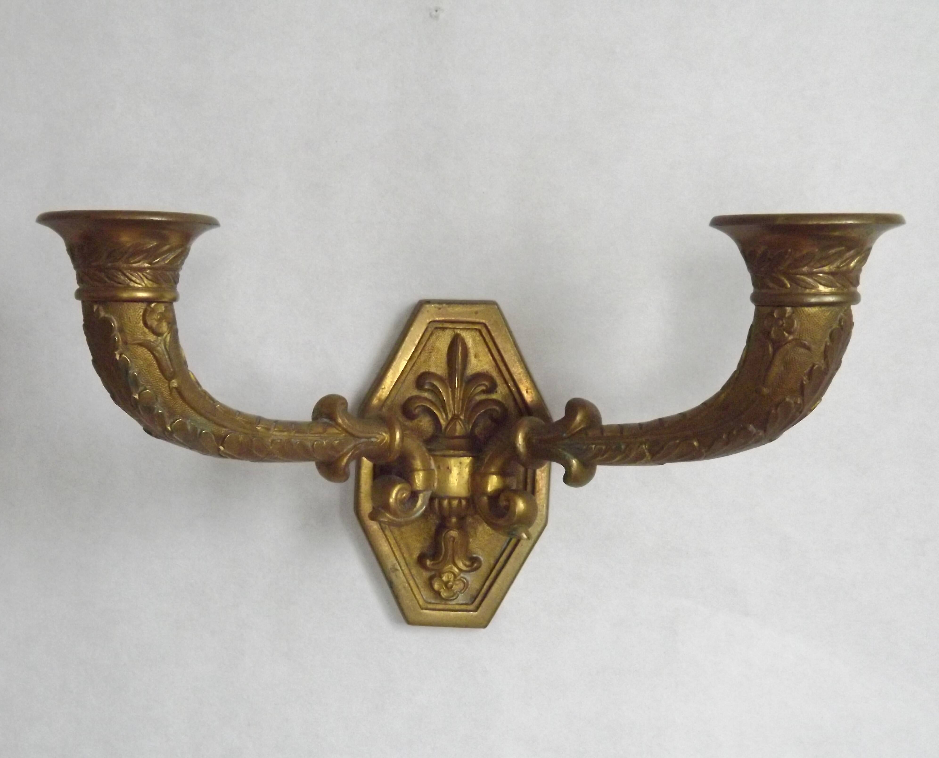 Applique murale en bronze Art Nouveau français à double bougie avec détail de fleur de lys.