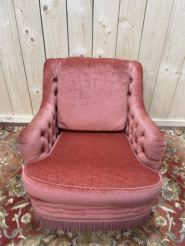 Fauteuil style crapaud en velours rose capitonné