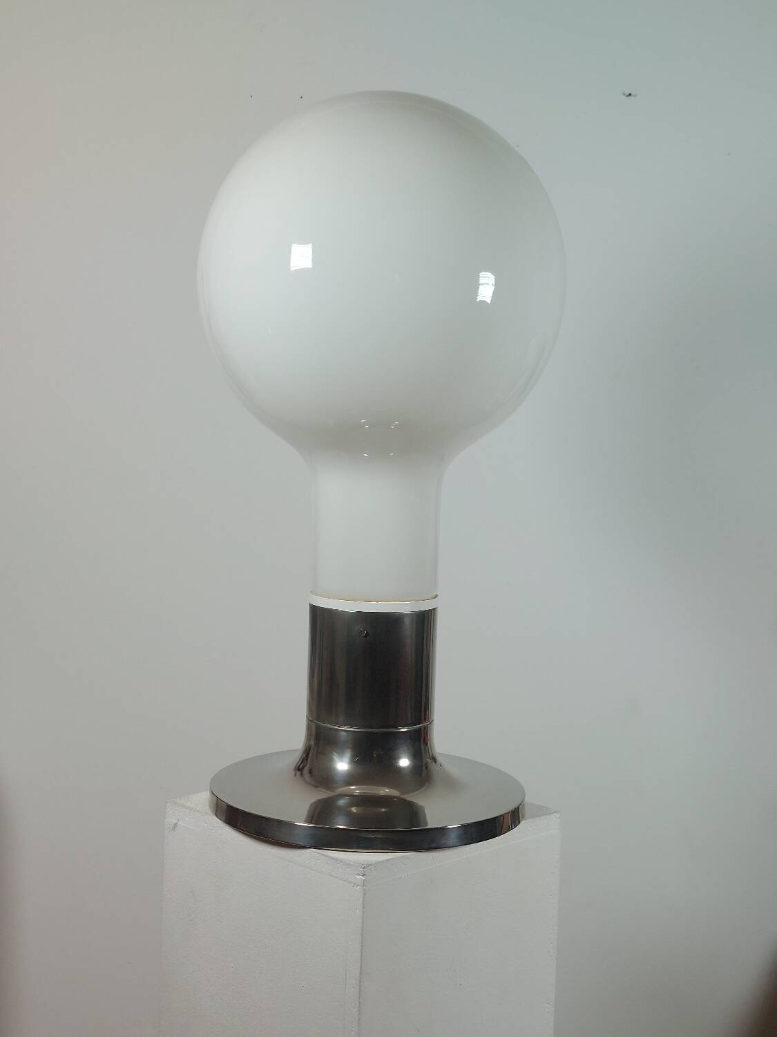 Lampadaire vintage style spatial, ampoule Temde, verre opale chromé.