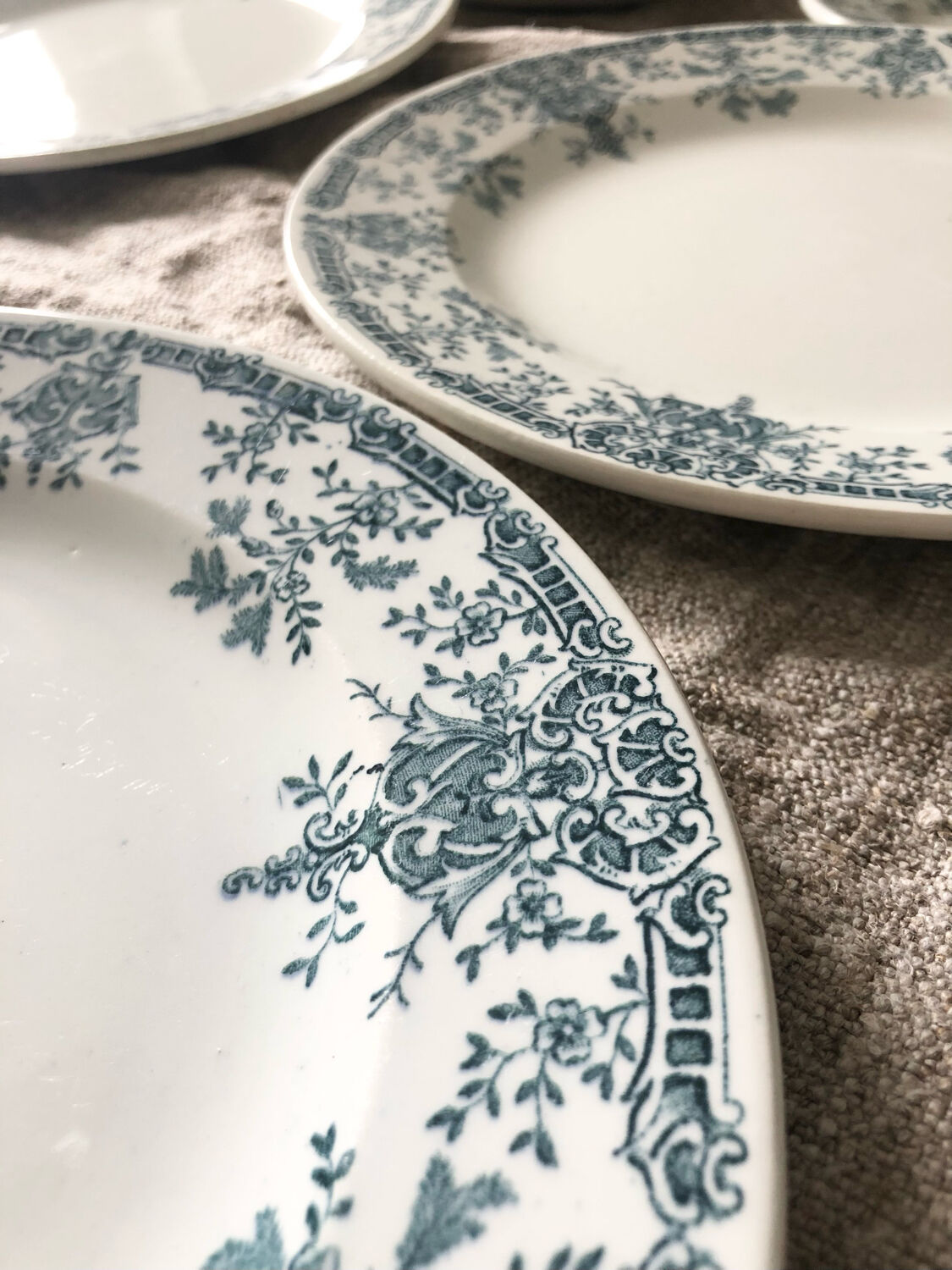 10 hollow plates and 12 flat plates fontainebleau