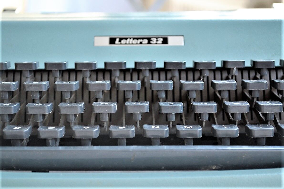 Typewriter portable olivetti lettera 32