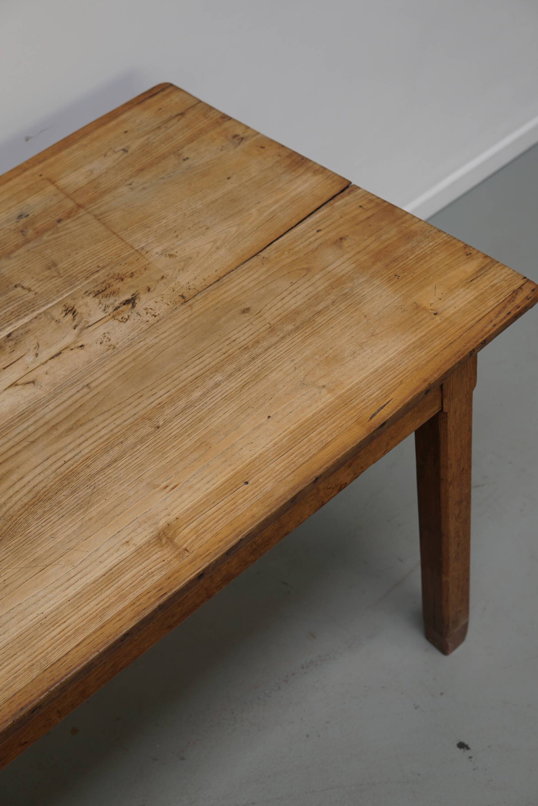 Table à manger rustique en chêne antique du début du 20e siècle.