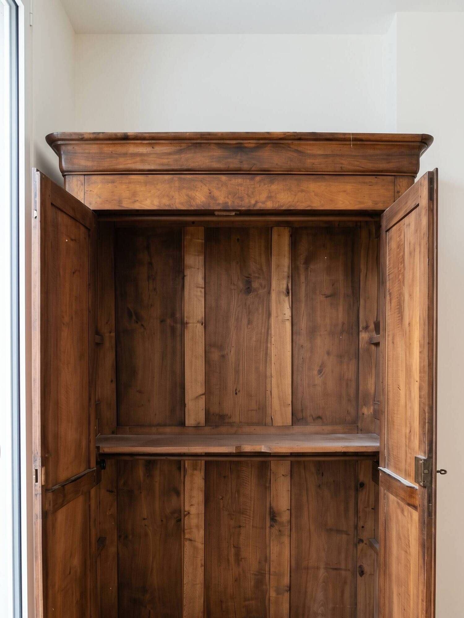 Armoire ancienne en bois massif