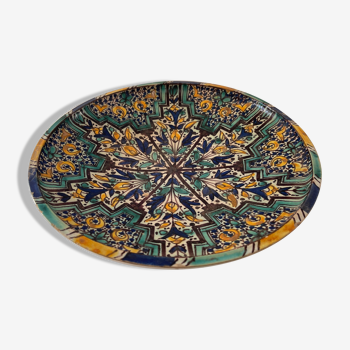 Plate en faïence polychrome bleu, jaune, brun, vert sur fond blanc. 32,5 cm Maroc Ghotar Fès XVIIIe
