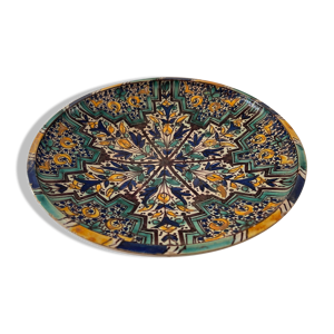 Plate en faïence polychrome