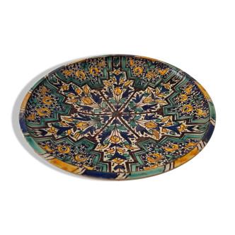 Plate en faïence polychrome bleu, jaune, brun, vert sur fond blanc. 32,5 cm Maroc Ghotar Fès XVIIIe