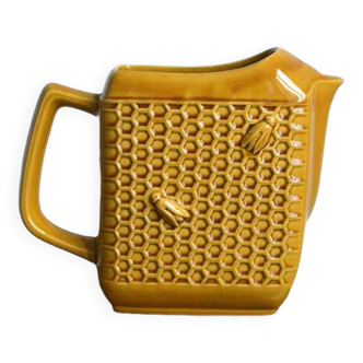 Bee pattern carafe