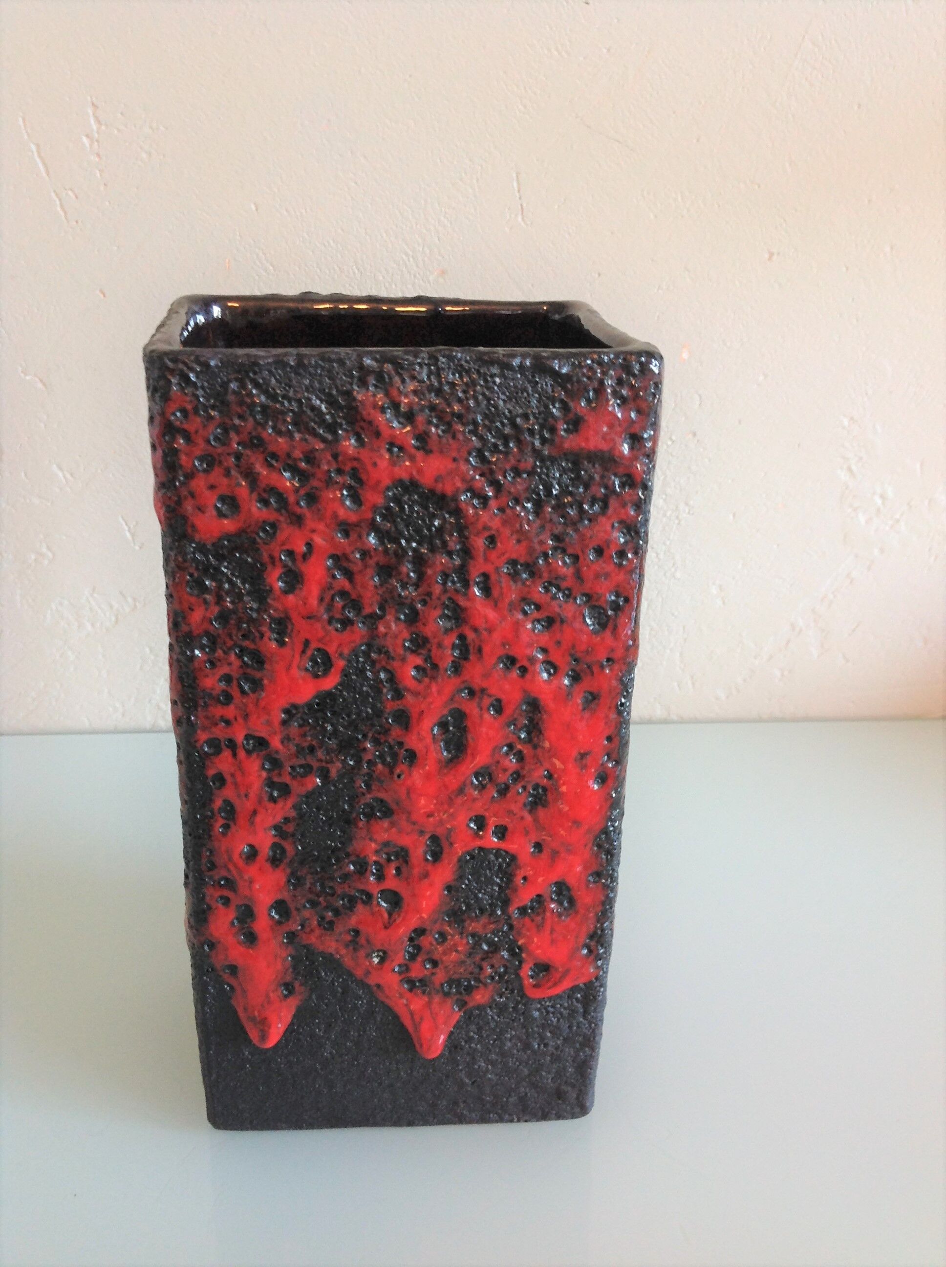 Vase rectangulaire rouge et noir en ceramique Fat Lava / vintage années 60-70