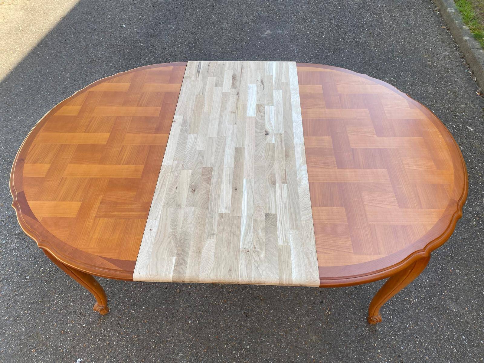 Louis XV oval extendable round table in solid wood and marquetry 160cm