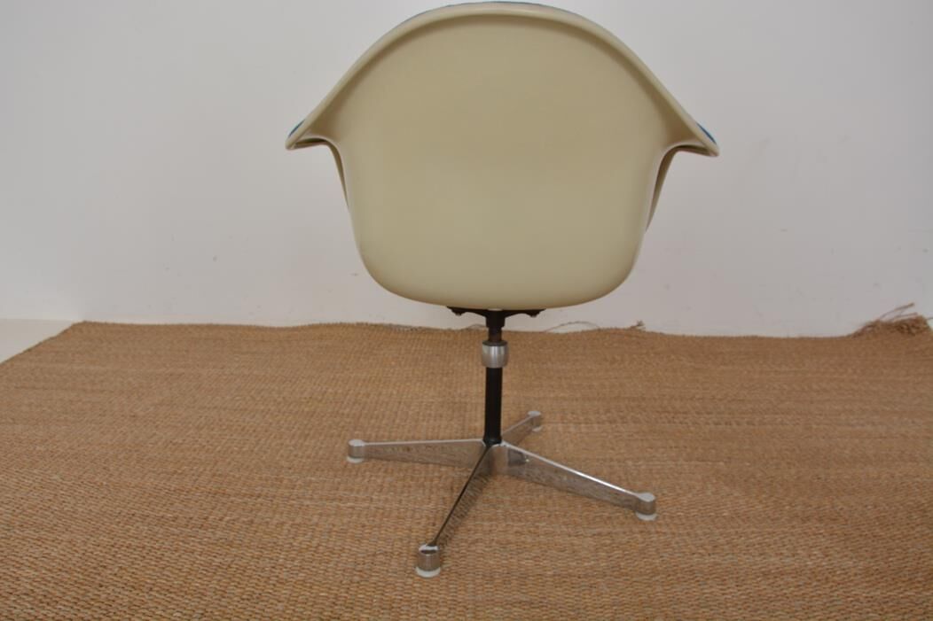 Charles and Ray Eames swivel armchair, Herman Miller Edition dating from the 60s.