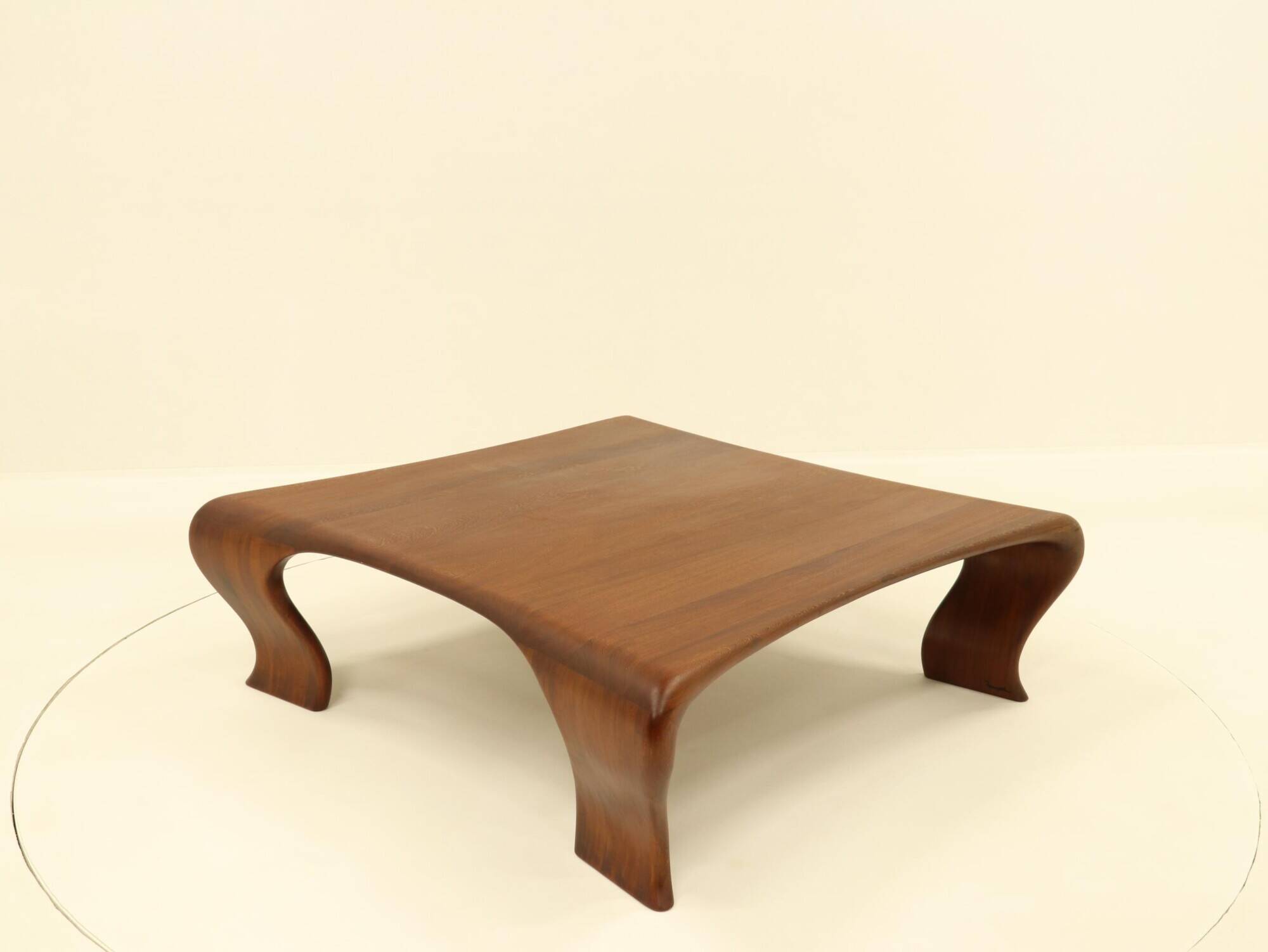 Table basse en Iroko massif par Marc Van Rampelberg