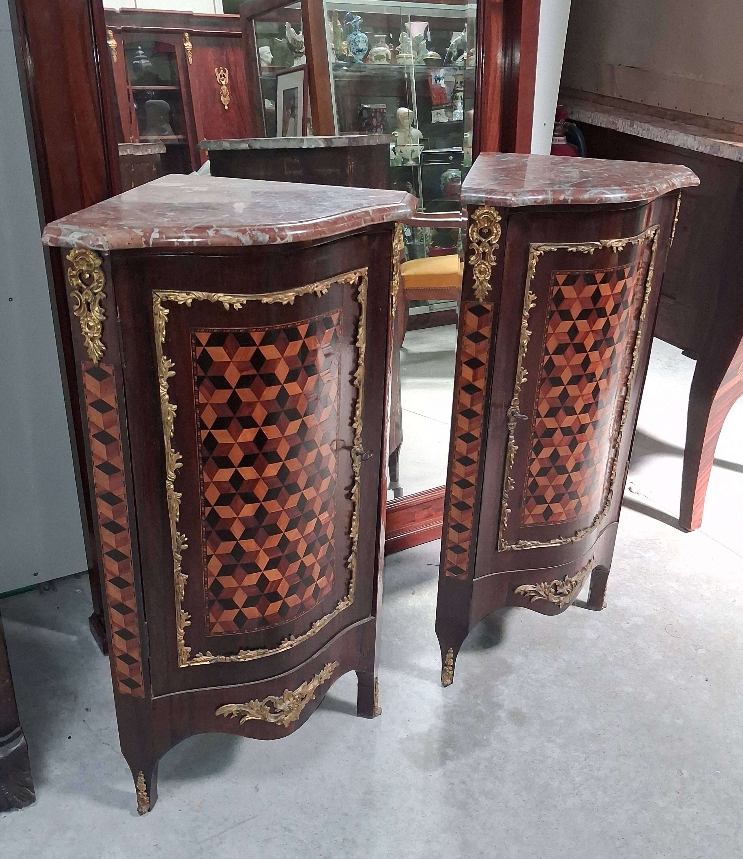 Paire d'encoignures galbées d'époque Louis XV en marqueterie et bronzes dorés