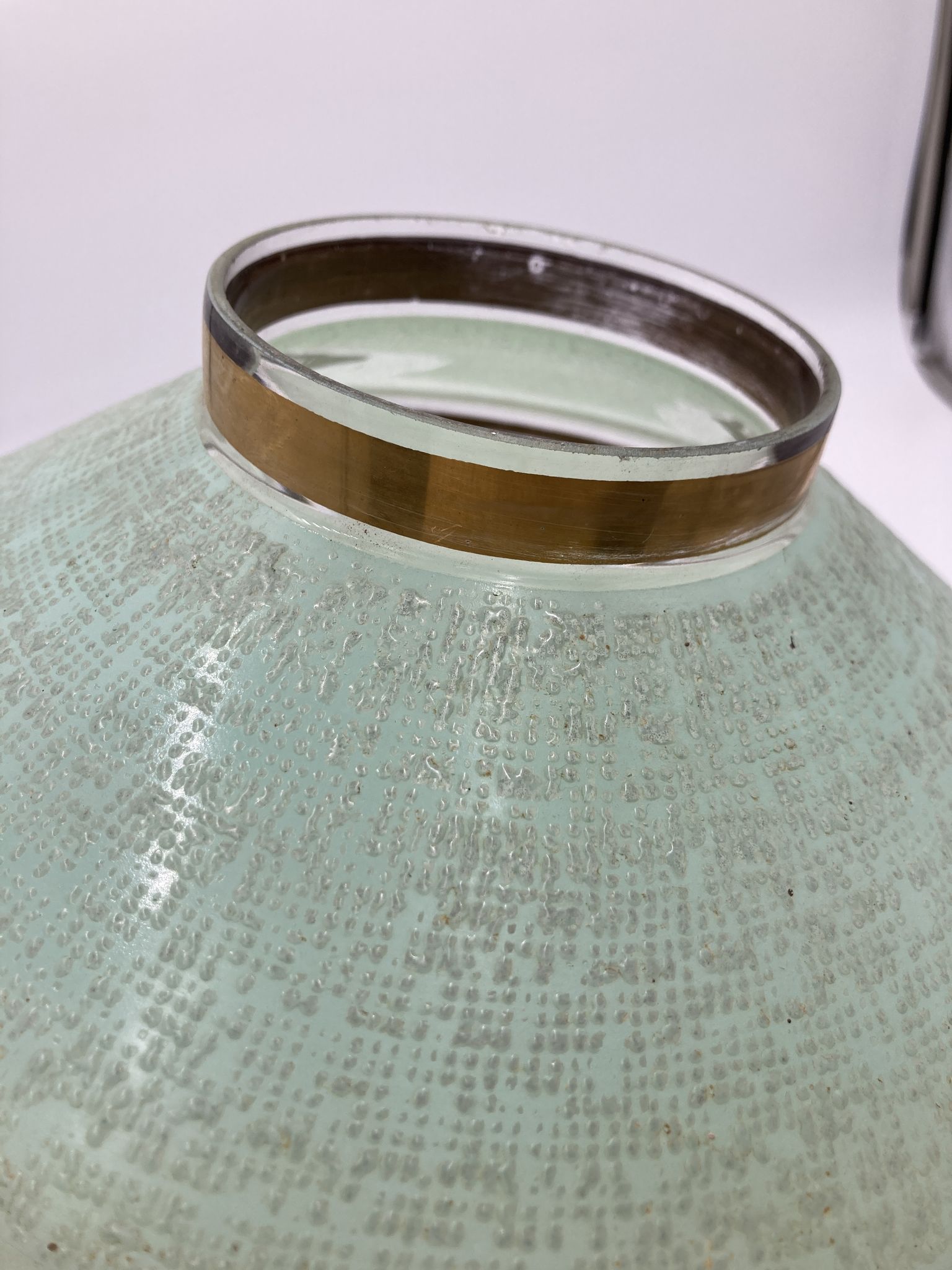 Green and gold saucer suspension