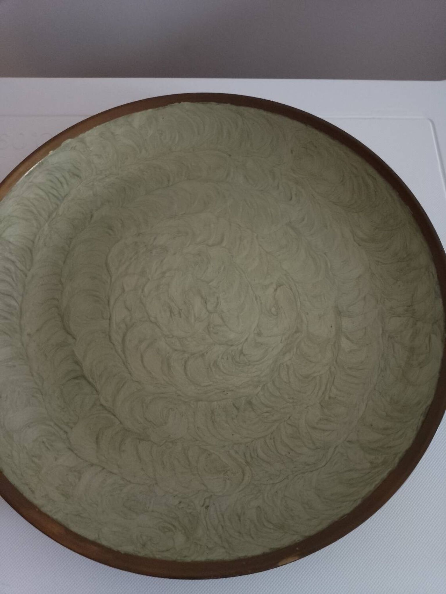 Plat cloisonné et laiton