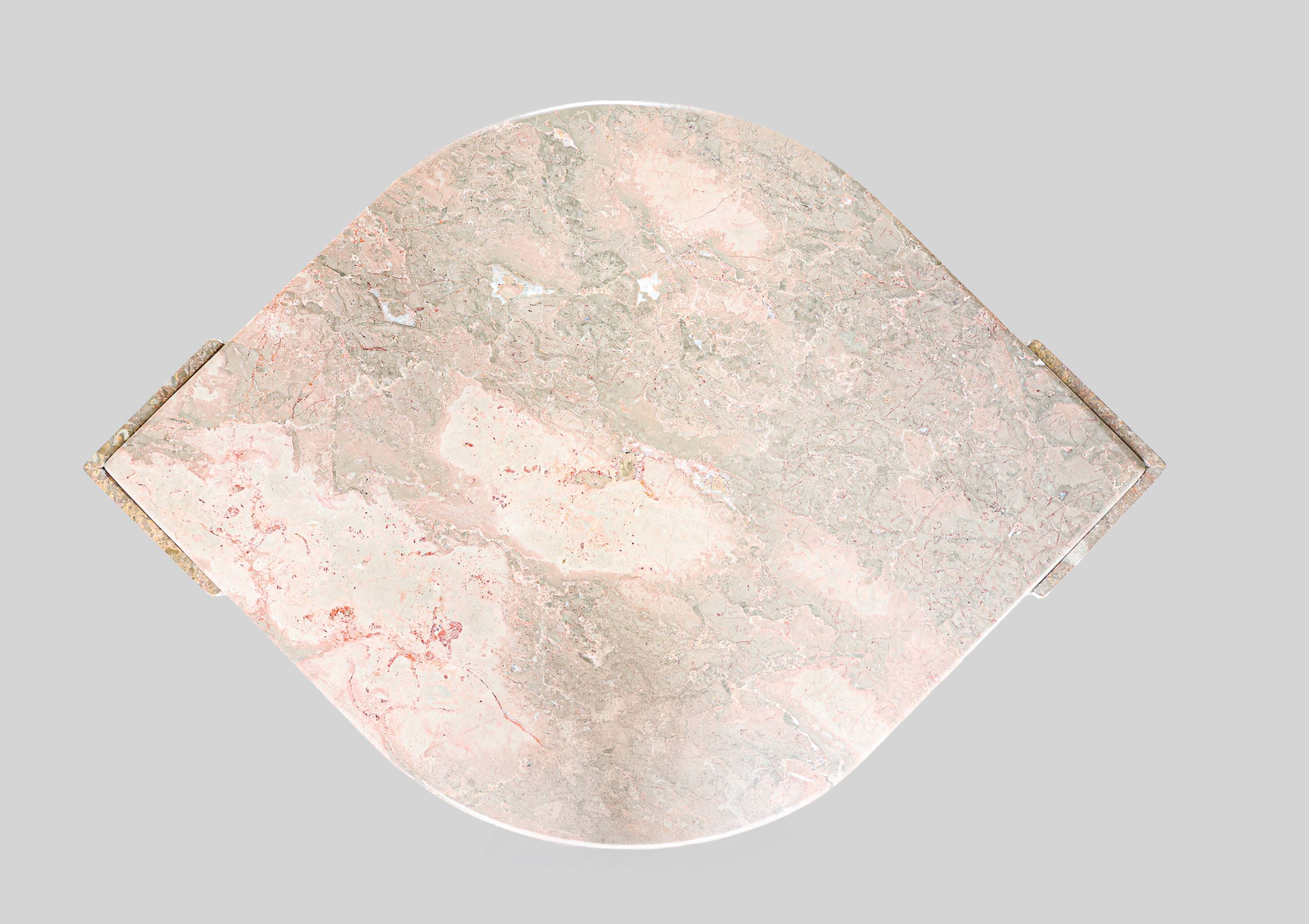 Table basse en marbre en forme d'œil italienne, années 1970.