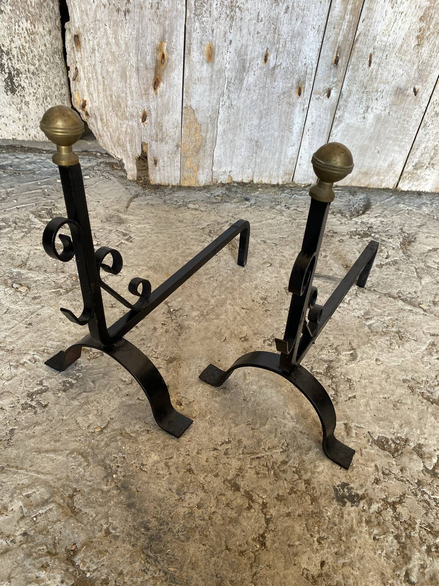 Paire de Chenets Cheminée Fer Forgé Volutes + Têtes Boule Laiton Vinta