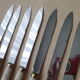Set de 12 couteaux de table vintage inox bakélite et laiton