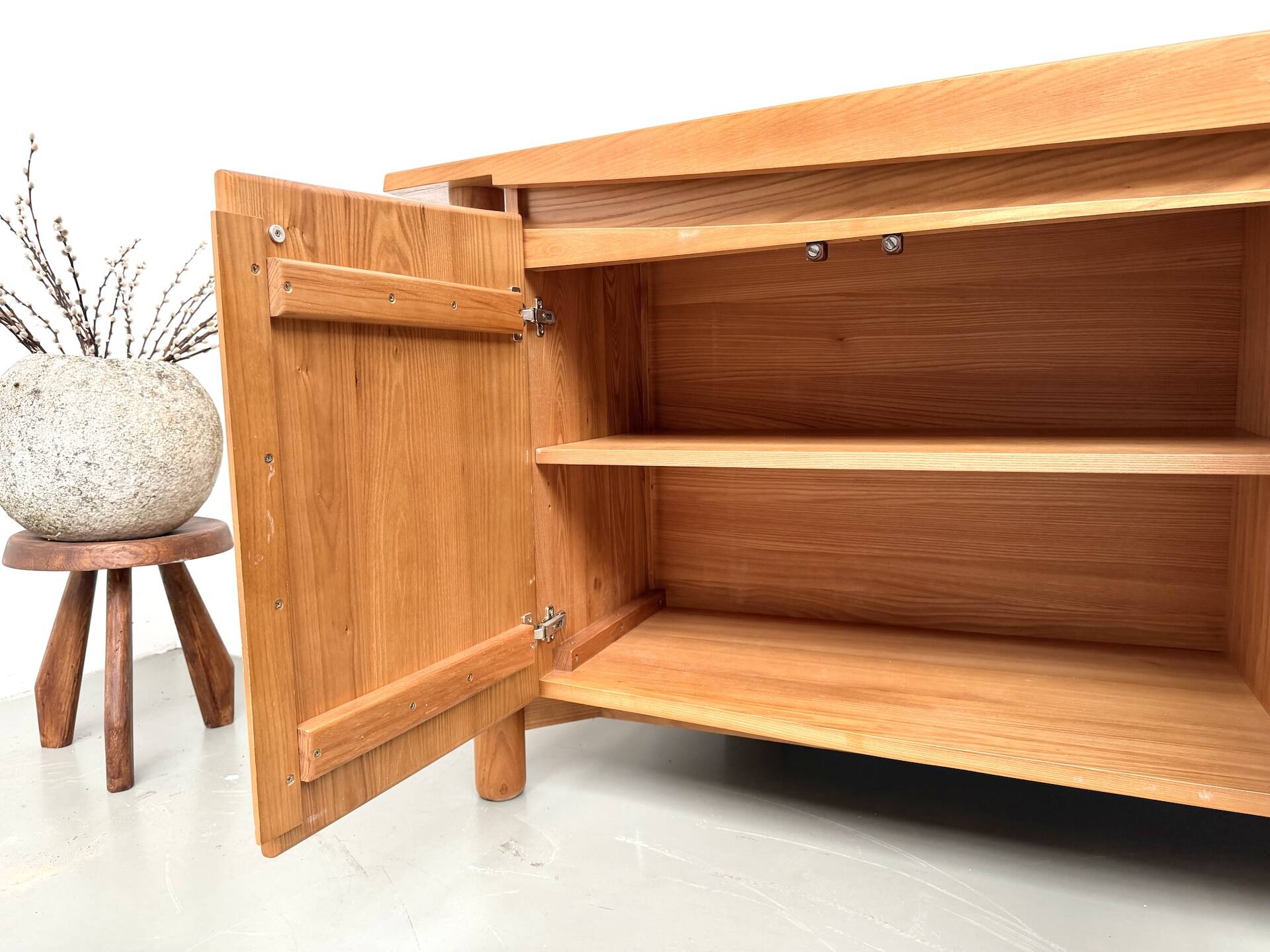 Enfilade galbée Maison Regain en orme massif, 1970