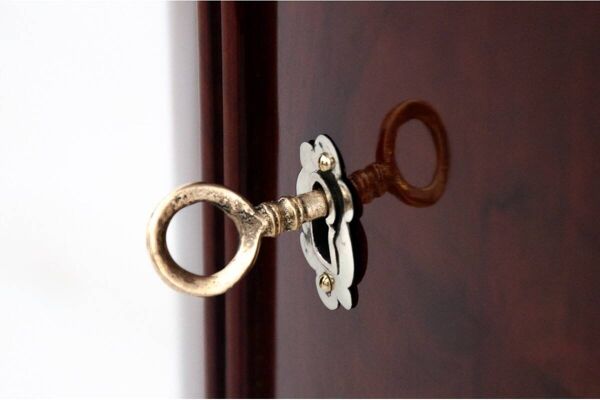 Commode ancienne - poste, Europe du Nord, fin du 19e siècle.