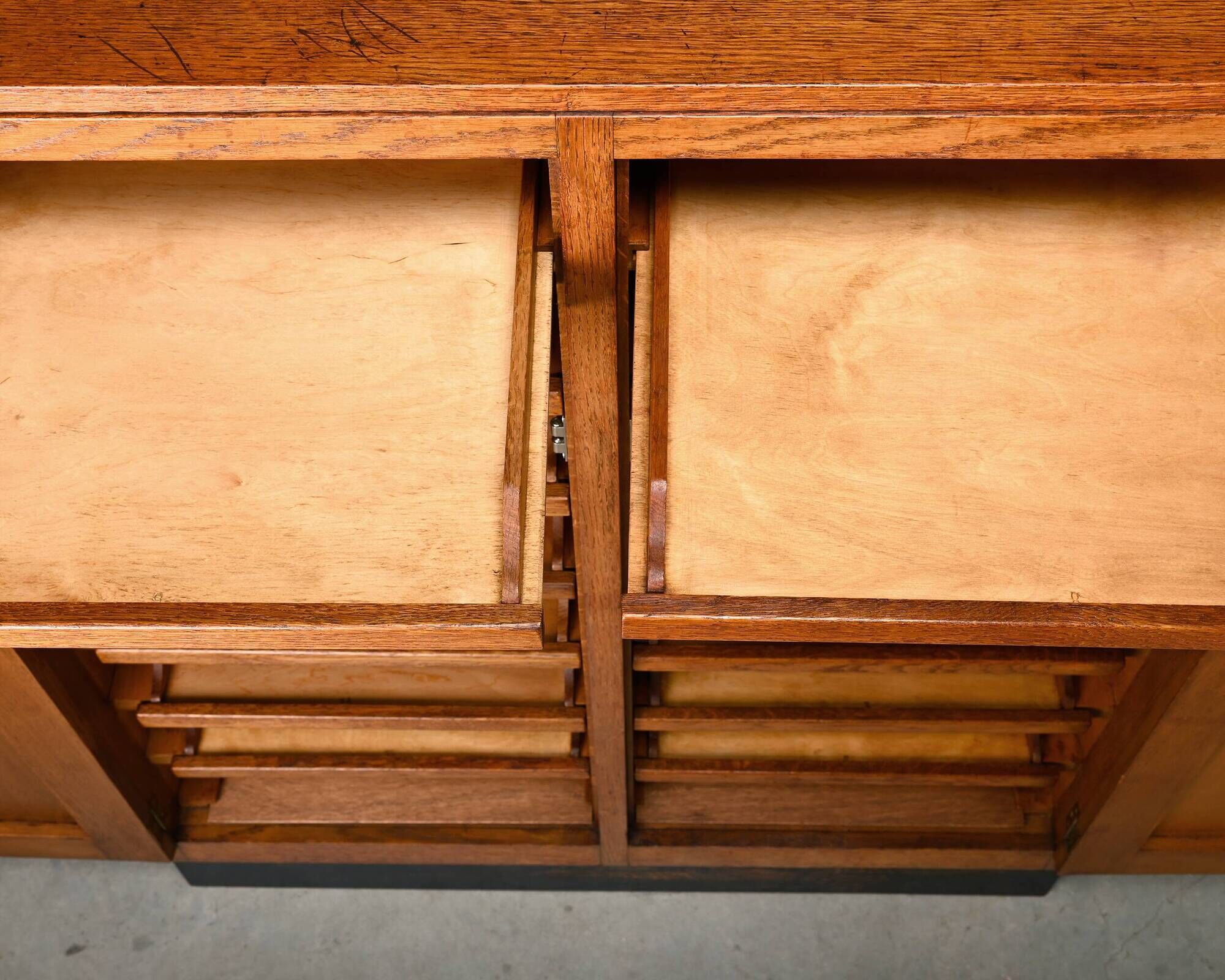 Cabinet d'archive en chêne moderniste, commode dans le style de l'École d'Amsterdam
