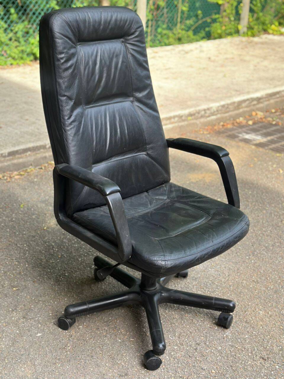 Fauteuil de bureau présidentiel ou de direction vintage en cuir noir 1990