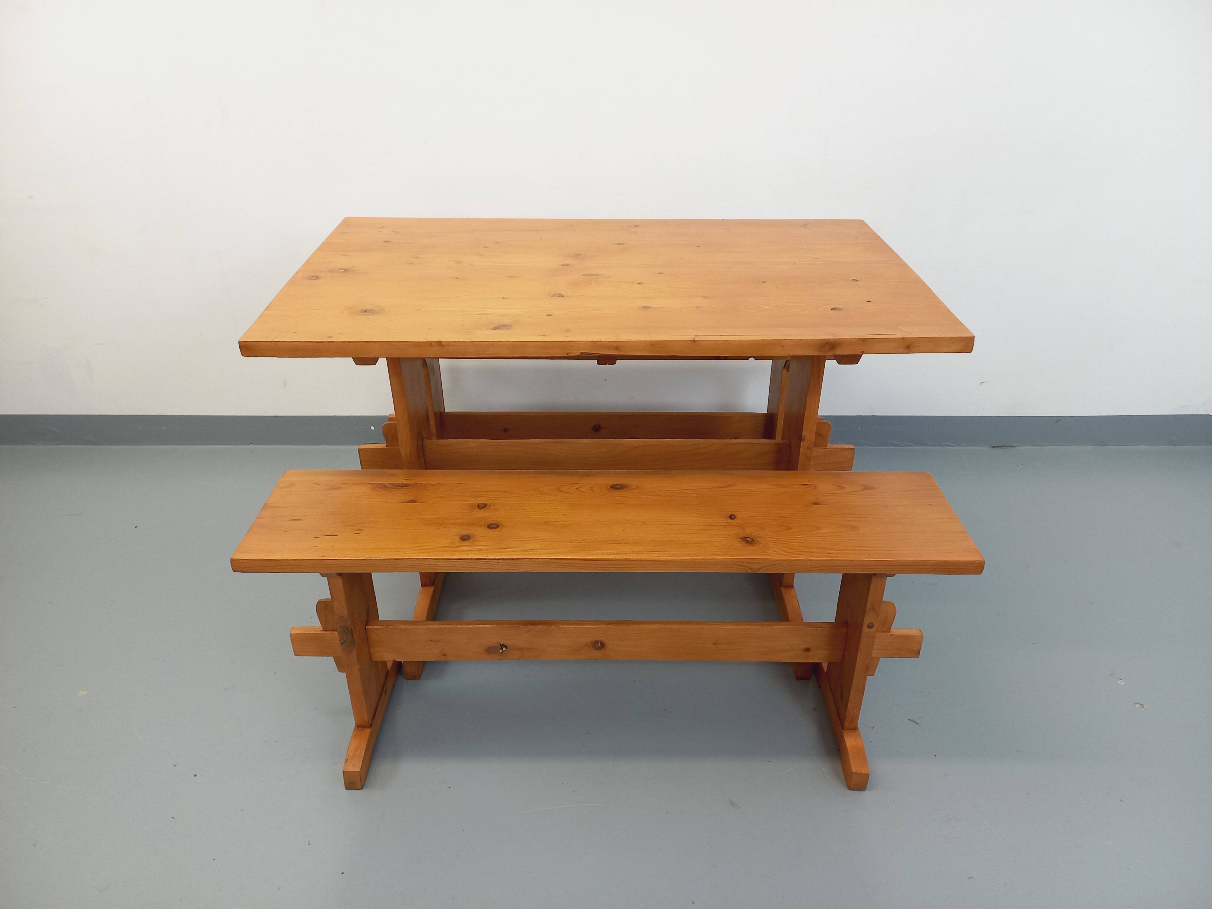 Suite of a table and 2 vintage fir benches from the 60s