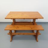 Suite d’une table et de 2 bancs en sapin, années 60