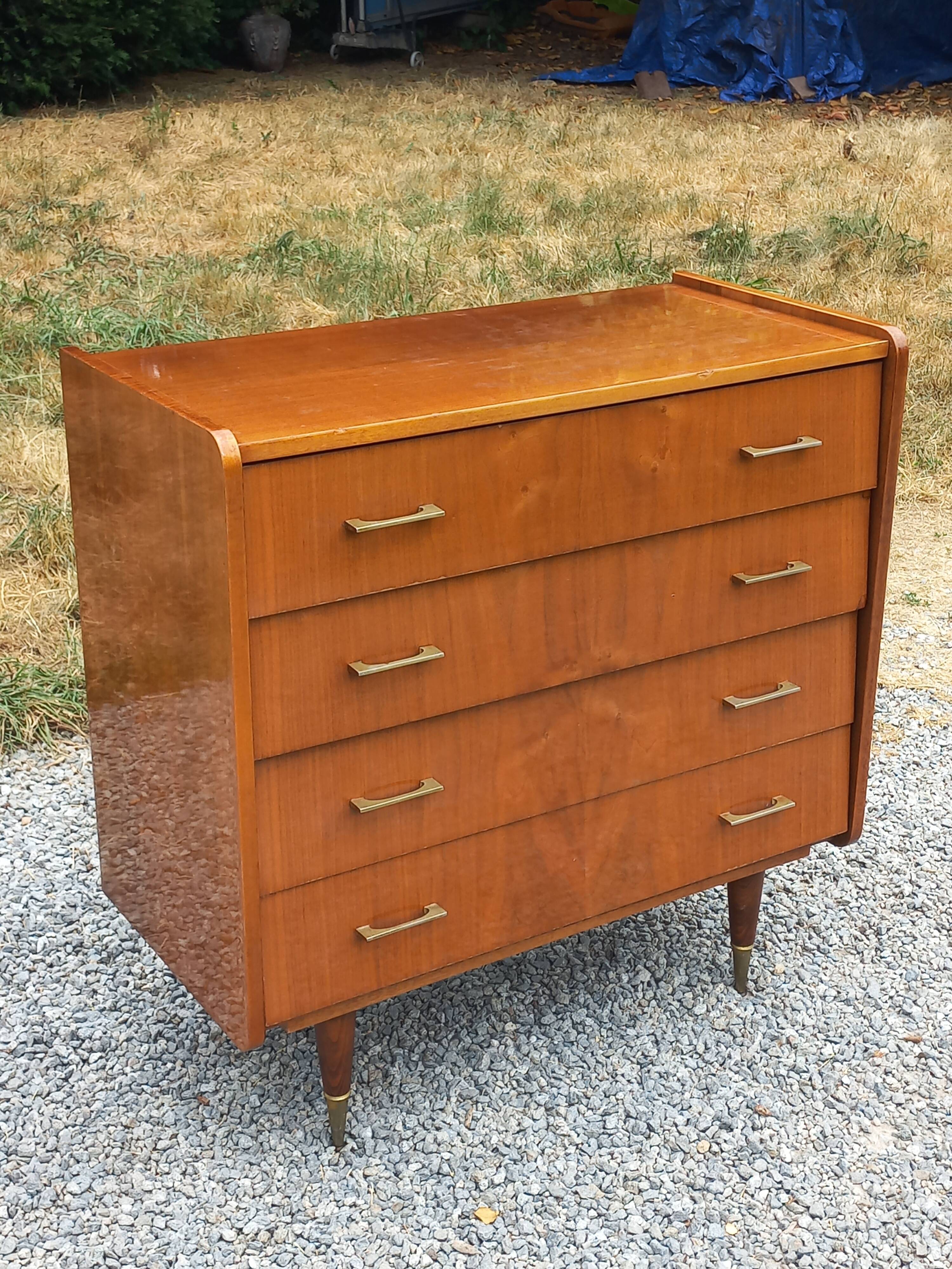 Vintage walnut varnished chest of drawers with 4 drawers from the 1960s.