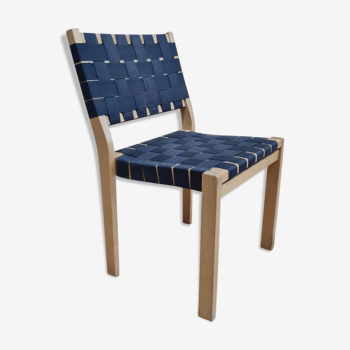 Chaise de salle à manger Alvar Aalto produite par Artek, modèle 611