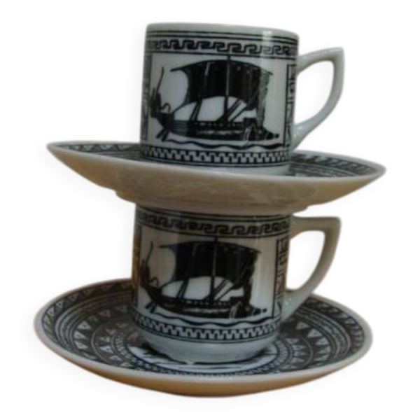 Tasses et soucoupes, bateau à l'antique