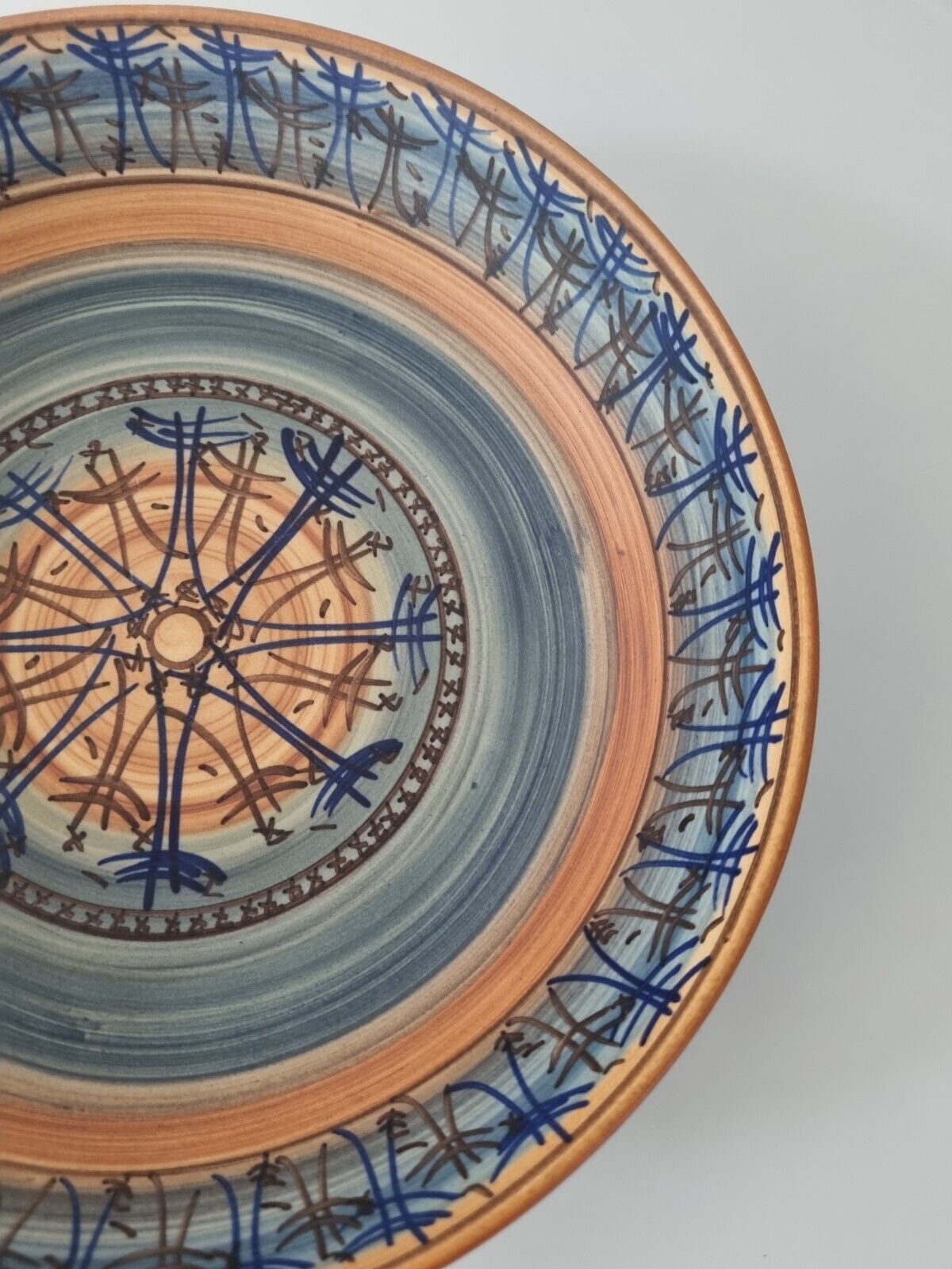 Assiette creuse Vallauris motif par l.Bacculini