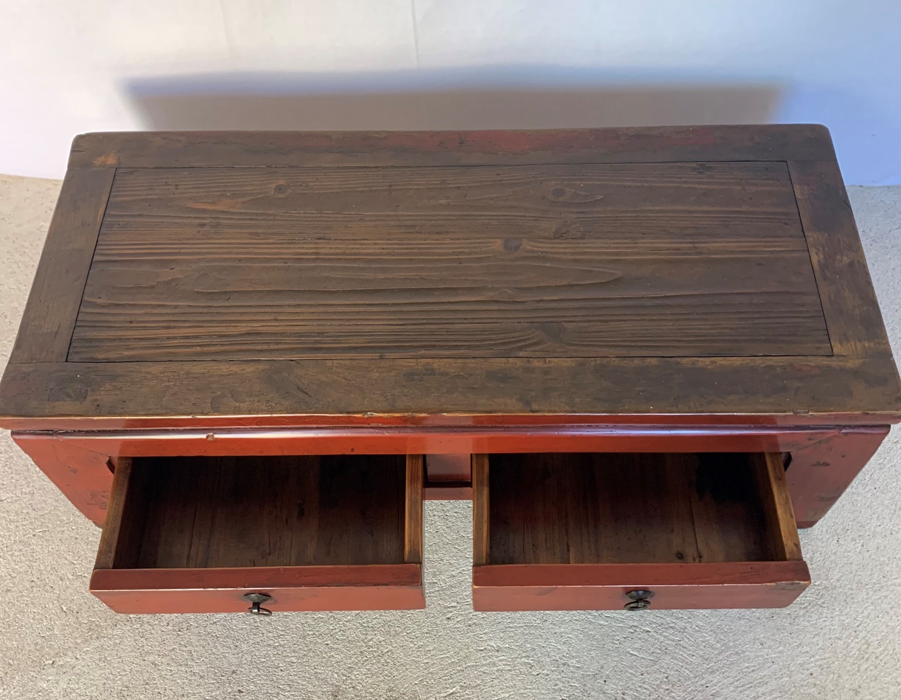 Lot de trois tables basses chinoises