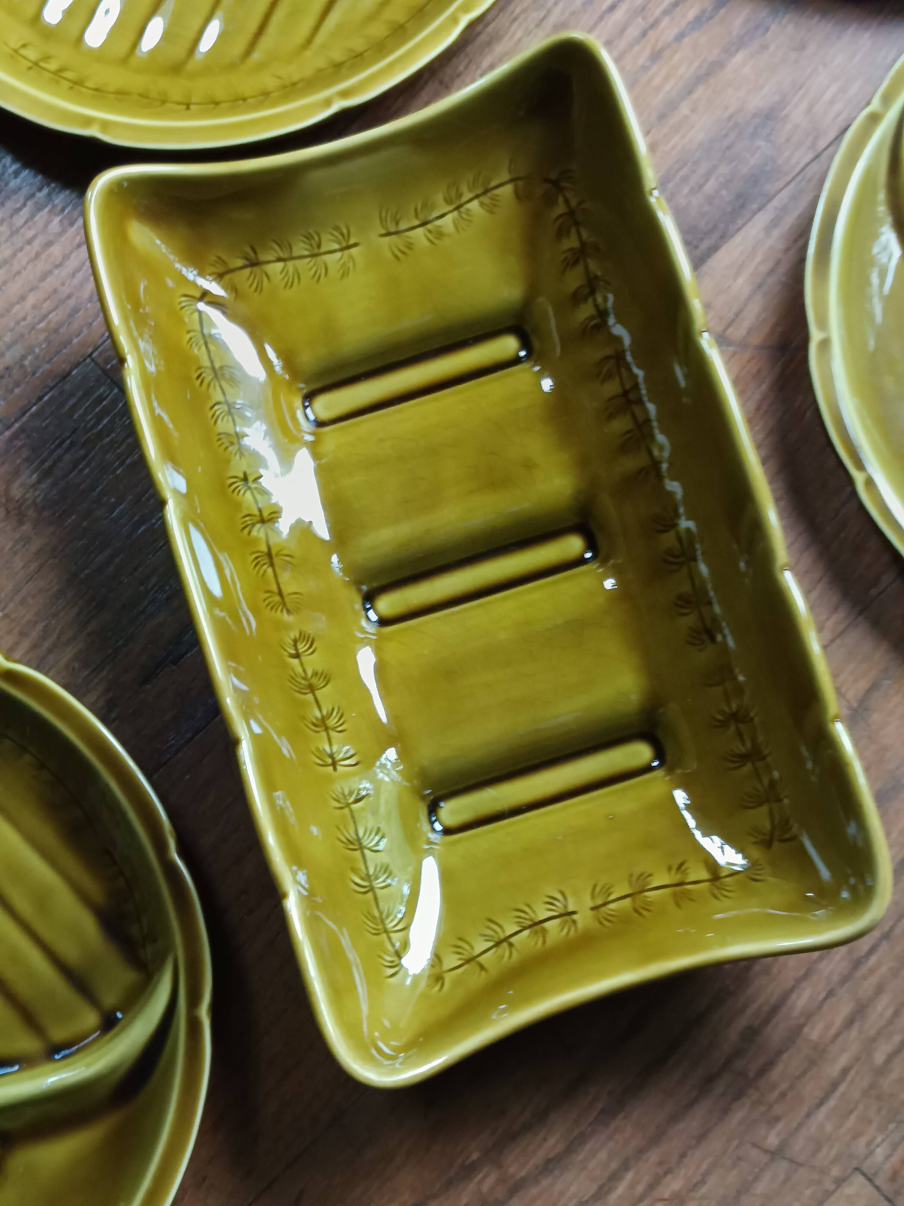 Gien glossy earthenware asparagus service, 1970